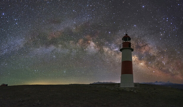 星空银河拱桥灯塔川西天空之城