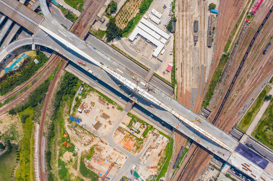 郑州新建彩虹桥合龙跨铁路桥梁