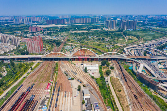 郑州新建彩虹桥合龙跨铁路桥梁