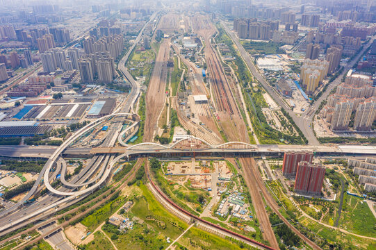 郑州新建彩虹桥合龙跨铁路桥梁