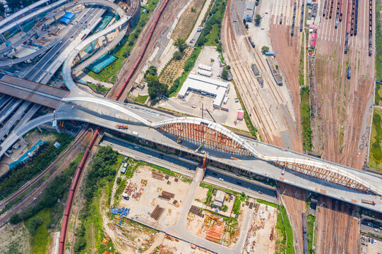 郑州新建彩虹桥合龙跨铁路桥梁