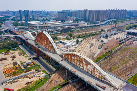 郑州新建彩虹桥合龙跨铁路桥梁