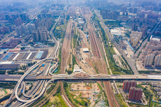 郑州新建彩虹桥合龙跨铁路桥梁