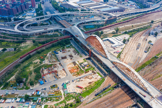 郑州新建彩虹桥合龙跨铁路桥梁