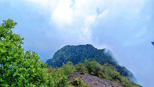 自然奇观大瓦山滚龙岗