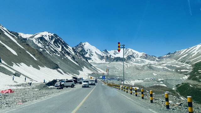 独库公路雪山