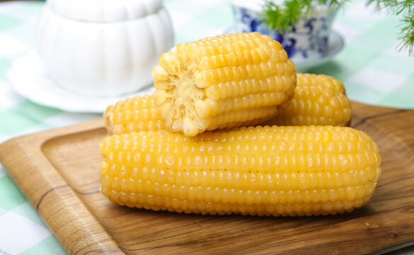 低脂的煮白玉米