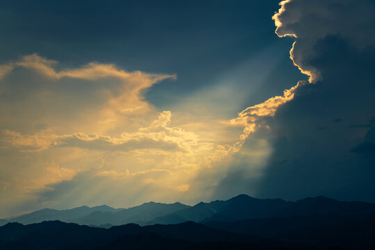 山脉山川日落夕阳丁达尔光影