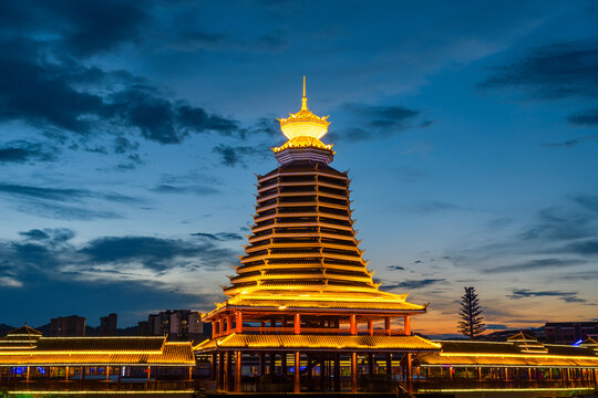 蓝调下的侗族鼓楼建筑夜景