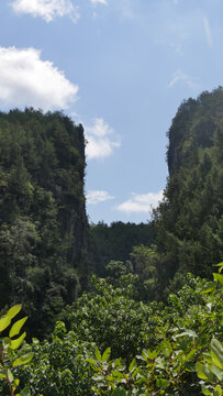 蓝天白云下的青山