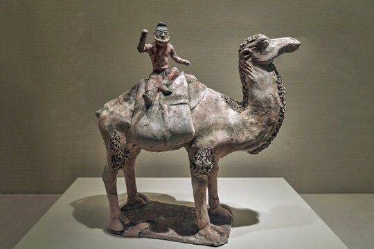 唐代彩绘骑骆驼俑