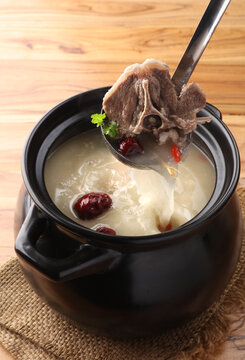 養(yǎng)生羊蝎骨煲