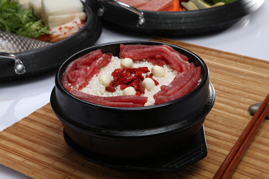 韩式牛肉石锅饭