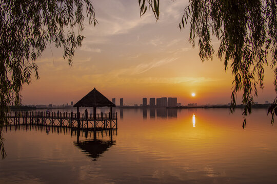 黄昏时的南昌艾溪湖美景