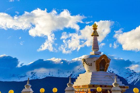 梅里雪山飞来寺白塔