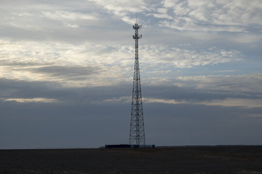 沙漠戈壁滩信号塔