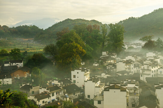 婺源石城村秋天晨雾消散中近景