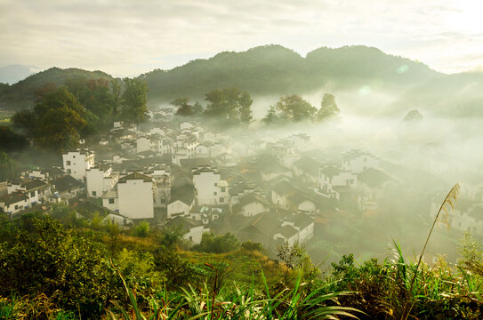 婺源石城村秋天晨雾远景