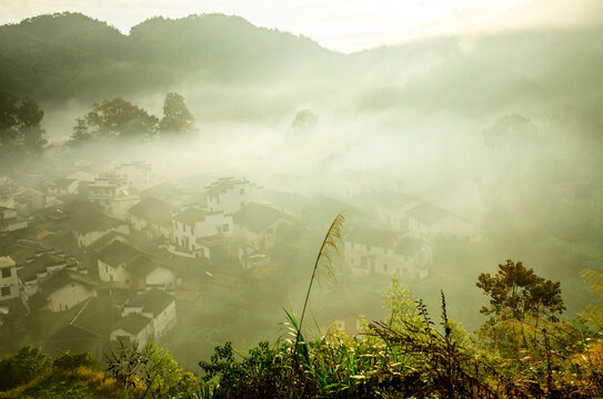 婺源石城村晨雾远景