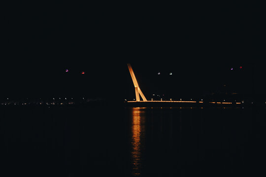 松花江上的公路大桥夜景