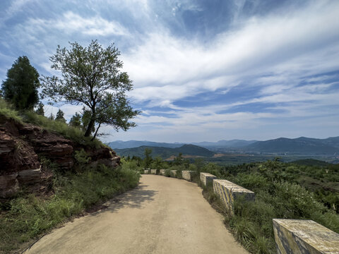 山间道路与原野风光