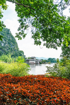 天柱岩湖边仿古建筑