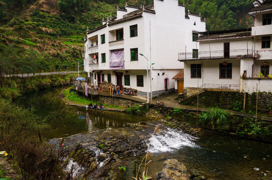 婺源菊径村溪边洗衣远景