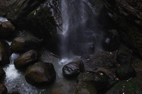 湍水击石