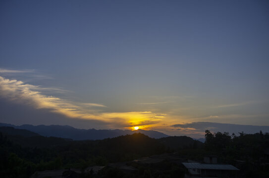 夕阳远山