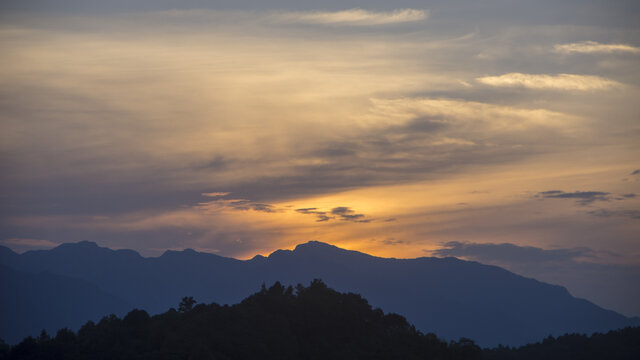 夕阳山外山