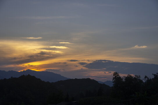 夕阳远山