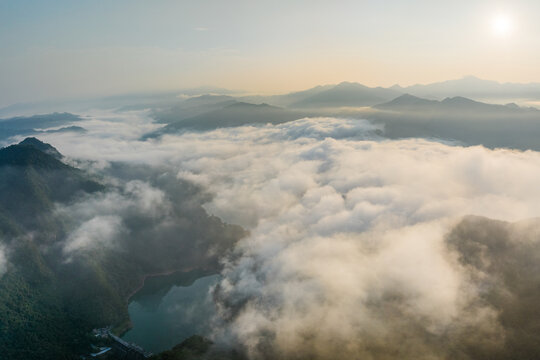 广西蒙山县茶山水库生态雾景美