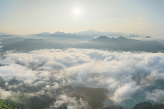 广西蒙山县茶山水库生态雾景美