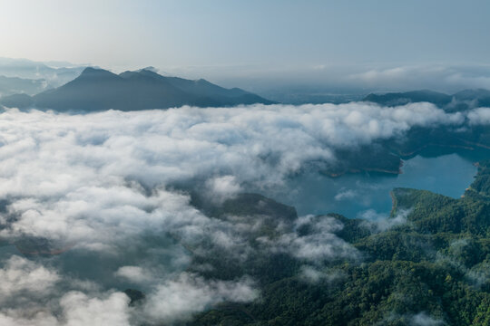 广西蒙山县茶山水库生态雾景美