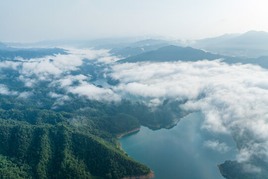 广西蒙山县茶山水库生态雾景美