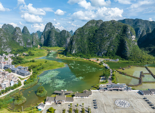 广西钟山县百里水墨画廊风光美