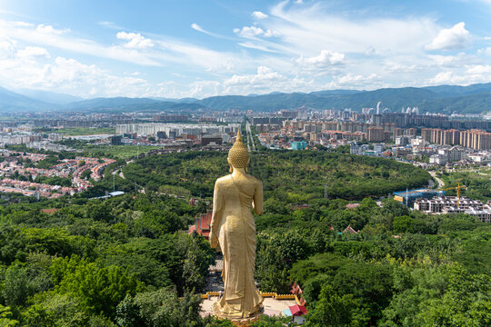 佛像身后的城市景观鸟瞰图