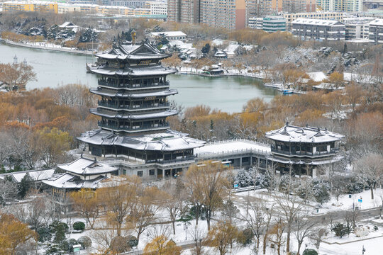 山东济南大明湖超然楼航拍雪景