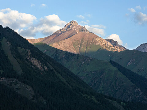 早晨阳光照耀下的大山风景