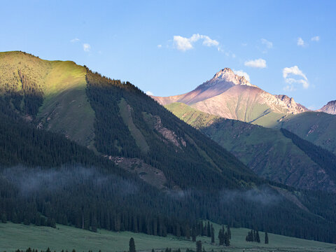 早晨阳光照耀下的大山风景