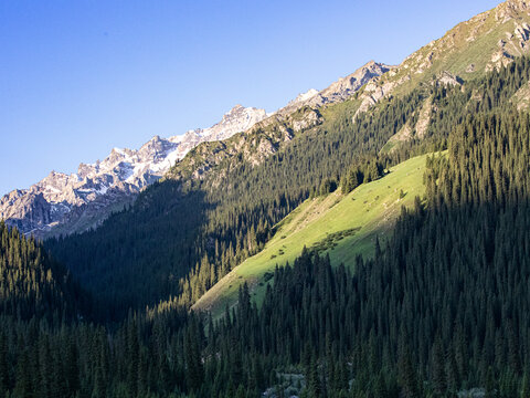 早晨阳光照耀下的大山风景