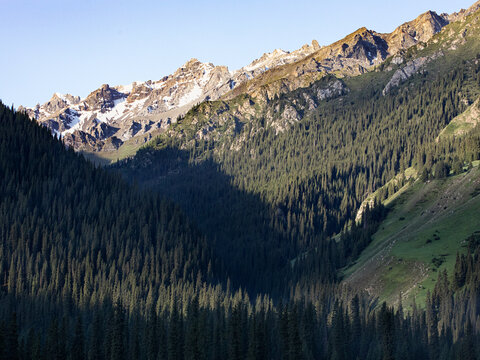 早晨阳光照耀下的大山风景