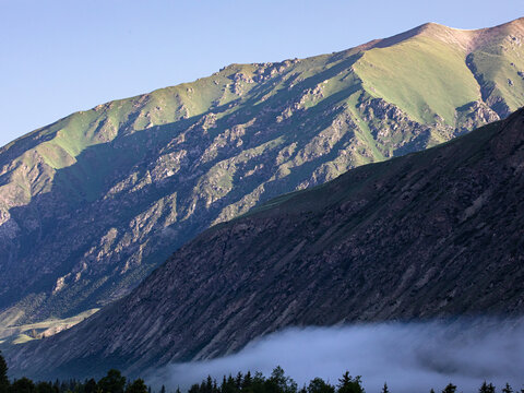 早晨雾气中的高山风景