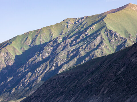 早晨雾气中的高山风景