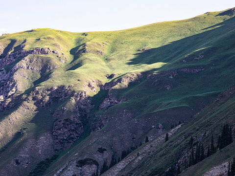 夏天新疆的高山山脉风景