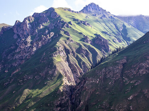 夏天新疆的高山山脉风景