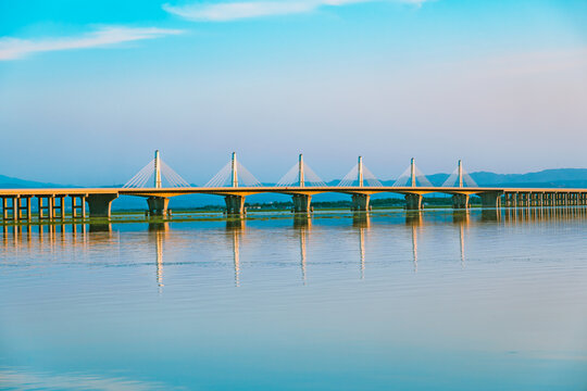乌海湖大桥风光