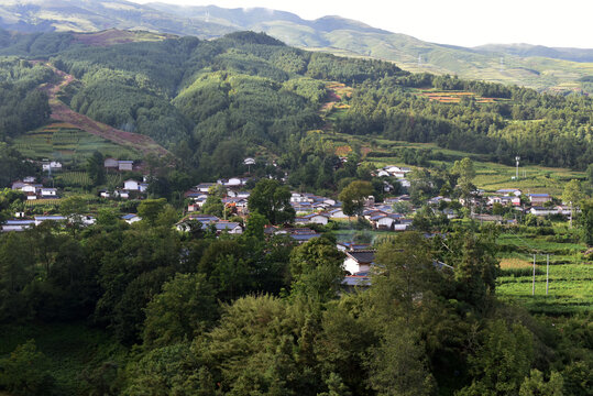 美姑县瓦里古村田园风光