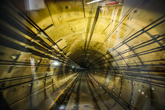地铁内部轨道隧道