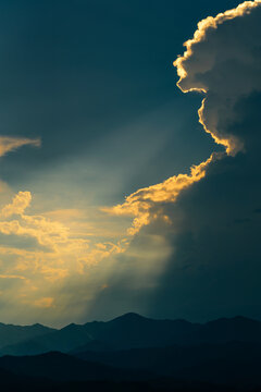 山脉山川日落夕阳丁达尔光影